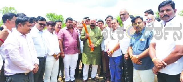 ಸಣ್ಣ ನೀರಾವರಿ ಇಲಾಖೆ ಕಛೇರಿ ಕಟ್ಟಡ ನಿರ್ಮಾಣಕ್ಕೆ ಸಚಿವ ಲಕ್ಷ್ಮಣ ಸವದಿ ಭೂಮಿ ಪೂಜೆ  