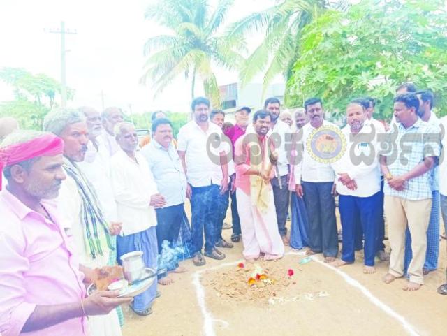 ಸಿಸಿ ರಸ್ತೆ ನಿರ್ಮಾಣಕ್ಕೆ ಭೂಮಿಪೂಜೆ  