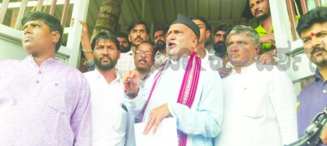 ಶಿಗ್ಗಾವಿ ಹನುಮಂತನ ದೇವಸ್ಥಾನ ಅಪವಿತ್ರೀಕರಣ ಪ್ರಕರಣ: ಪ್ರತಿಭಟನೆ ಹಾಗೂ ಶಿಗ್ಗಾವಿ ಬಂದ್ ಕರೆ 