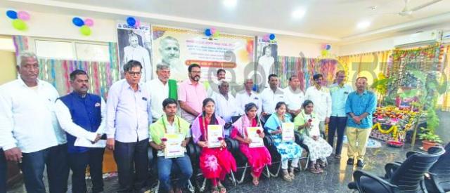 ಮೌನಕ್ರಾಂತಿಯ ಹರಿಕಾರ ದೇವರಾಜ ಅರಸು: ಶಿಗ್ಗಾವಿಯಲ್ಲಿ 111ನೇ ಜನ್ಮದಿನಾಚರಣೆ  