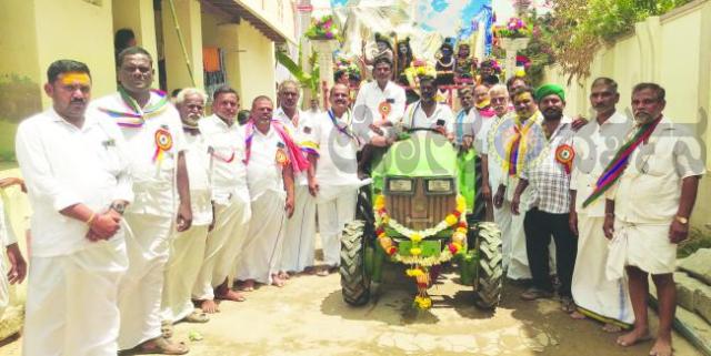ಮಲ್ಲಿಕಾರ್ಜುನ ಸ್ವಾಮಿ ದೇವಸ್ಥಾನ ಉದ್ಘಾಟನೆ ನೂತನ ಶಿವಾ ಲಿಂಗ ಮೂರ್ತಿಗಳ ಭವ್ಯ ಮೆರವಣಿಗೆ   