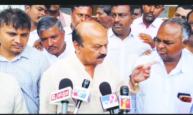 ಹನುಮಾನ್ ದೇವಸ್ಥಾನದಲ್ಲಿ ಮೂತ್ರ ವಿಸರ್ಜನೆ ಪ್ರಕರಣ: ತಪ್ಪಿತಸ್ಥರ ವಿರುದ್ಧ ಕಠಿಣ ಕ್ರಮಕ್ಕೆ ಬೊಮ್ಮಾಯಿ ಆಗ್ರಹ  