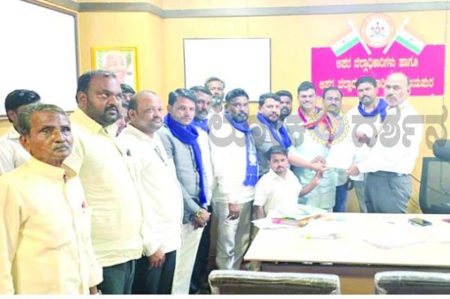 ಖರ್ಗೆಯವರು ಸಾರ್ವಜನಿಕವಾಗಿ ಮಾತನಾಡಿದ ಸ್ಥಳವನ್ನು ಸ್ವಚ್ಛಗೊಳಿಸಿದ ಕಿಡಿಗೇಡಿಗಳ ವಿರುದ್ಧ ಕ್ರಮಕ್ಕೆ ಆಗ್ರಹ