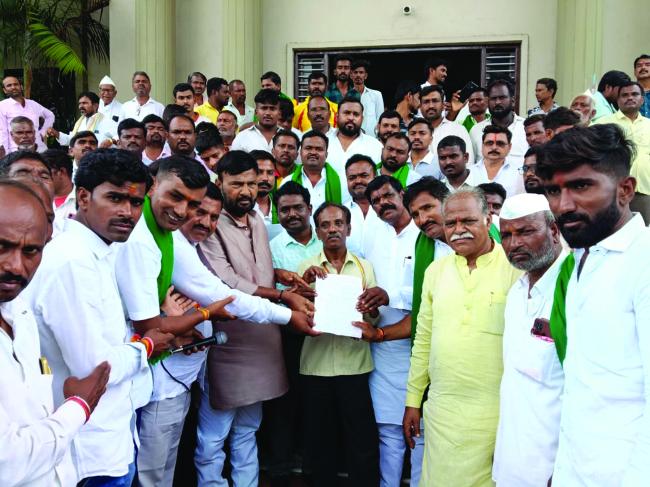 ಕಾಲುವೆಗೆ ನೀರು ಹರಿಸಲು ಆಗ್ರಹಿಸಿ ರೈತರ ಪ್ರತಿಭಟನೆ 
