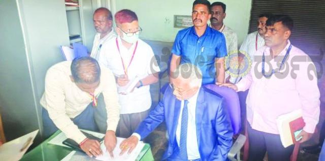 ಆಹಾರ ಧಾನ್ಯ ಗೋದಾಮಿಗೆ ಲೋಕಾಯುಕ್ತ ನ್ಯಾಯಮೂರ್ತಿ ಬಿ.ಎಸ್. ಪಾಟೀಲ ಭೇಟಿ; ಪರಿಶೀಲನೆ 