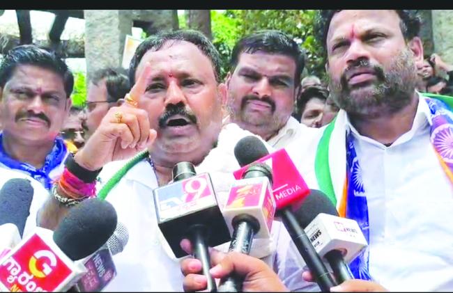 ಬಳ್ಳಾರಿ: ಸಚಿವ ಬಿ. ನಾಗೇಂದ್ರ ಪರ ಕಾಂಗ್ರೆಸ್ನಿAದ ಬೃಹತ್ ಪ್ರತಿಭಟನೆ 