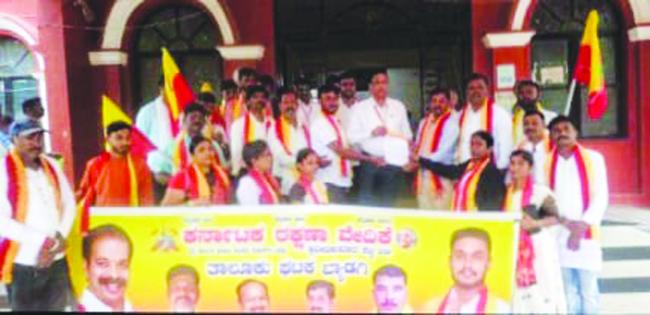ಪಟ್ಟಣದಲ್ಲಿ ಅನಧಿಕೃತ ಗೂಡಂಗಡಿಗಳ ತೆರವಿಗೆ ಆಗ್ರಹಿಸಿ ಪ್ರತಿಭಟನೆ  
