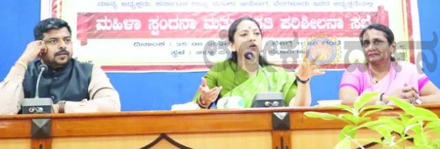 ಮಹಿಳಾ ಆಯೋಗದ ಅಧ್ಯಕ್ಷೆ ಡಾ. ನಾಗಲಕ್ಷ್ಮಿ ಅಧಿಕಾರಿಗಳಿಗೆ ಸೂಚನೆ 