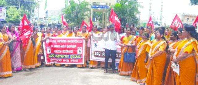 ಅಂಗನವಾಡಿ ನೌಕರರ ವೇತನ ಹೆಚ್ಚಳ ಸೇರಿದಂತೆ ವಿವಿಧ ಬೇಡಿಕೆಗಳ ಈಡೇರಿಕೆಗೆ ಆಗ್ರಹ 