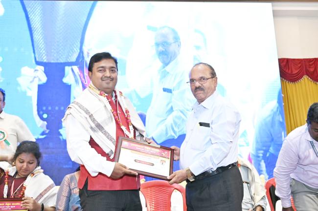 ಡಾ. ಅಮಿತ್ ಮಿರ್ಜಿ ಅವರಿಗೆ ಸಾಧಕ ಶಿಕ್ಷಕ ಪ್ರಶಸ್ತಿ  