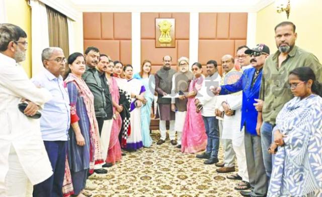 20 ಬಂಡಾಯ ಟಿಎಂಸಿ ಸಂಸದರಿಗೆ ಲೋಕಸಭಾ ಸಚಿವಾಲಯ ನೋಟಿಸ್, ಅನರ್ಹತೆ ಅರ್ಜಿಗಳ ಕುರಿತು 7 ದಿನಗಳಲ್ಲಿ ಉತ್ತರಕ್ಕೆ ಸೂಚನೆ