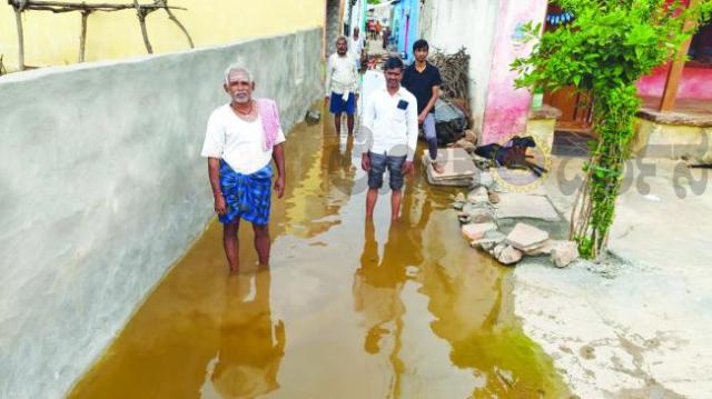 ಸಾಂಕ್ರಾಮಿಕ ರೋಗಗಳ ಭೀತಿ: ಆಲದಕಟ್ಟಿ ಕೆ.ಎಂ ಚರಂಡಿಗಳು ಇಲ್ಲದೇ ರಸ್ತೆ ಮೇಲೆ ಕೊಳಚೆ ನೀರು