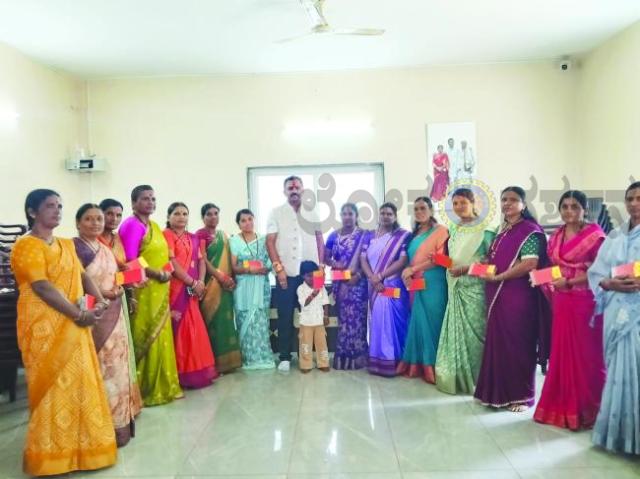 ರಕ್ಷಾಬಂಧನ: ಶಾಸಕರಿಗೆ ರಾಖಿ ಕಟ್ಟಿದ ಬಿಜೆಪಿ ಮಹಿಳಾ ಮೋರ್ಚಾ  