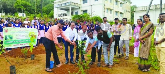 ಪರಿಸರ ಸಂರಕ್ಷಣೆಗೆ ಪ್ರತಿಯೊಬ್ಬರೂ ಕೈಜೋಡಿಸಬೇಕು: ಸತೀಶ್ ನಾಯ್ಕ್‌  