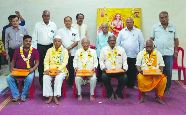 ಶ್ರಾವಣ ಮಾಸದ ಕೋಟಿಲಿಂಗಾರ್ಚನೆ: ಹಿರಿಯರಿಗೆ ಸನ್ಮಾನ  