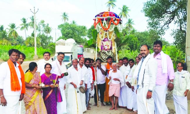 ಶ್ರಾವಣ ಮಾಸದ ನೂಲು ಹುಣ್ಣಿಮೆ: ನಿಮಿಷಾಂಬ ದೇವಿ ಗಂಗೇಸ್ಥಳದ ಮೆರವಣಿಗೆ  