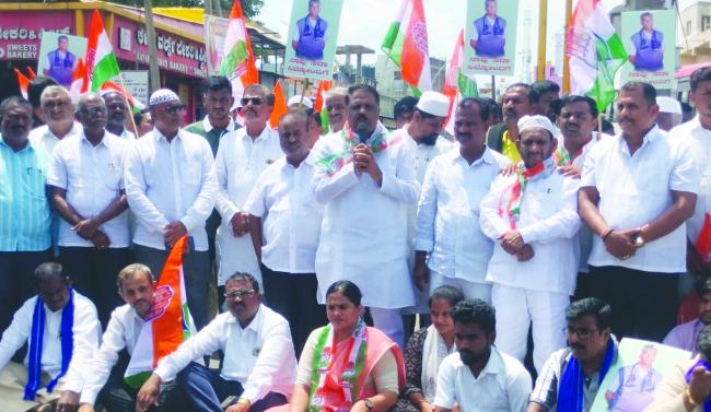 ಸಚಿವ ಸತೀಶ್ ಜಾರಕಿಹೊಳಿ ವಿರುದ್ಧದ ಇಡಿ ದಾಳಿ ಖಂಡಿಸಿ ಕಾಂಗ್ರೆಸ್ ಪ್ರತಿಭಟನೆ  
