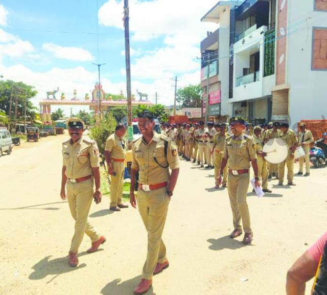 ಸೂಕ್ತ ಕಾನೂನು ಸುವ್ಯವಸ್ಥೆ ಕಾಪಾಡಲು ಪೊಲೀಸರಿಂದ ಪಥ ಸಂಚಲನ  