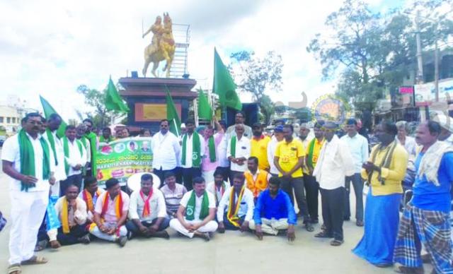 ರೈತರಿಗೆ ಬರ ಪರಿಹಾರ ಹಾಗೂ ಧರ ನಿಗದಿಗೆ ವಿವಿಧ ಸಂಘಟನೆಗಳಿಂದ ಆಗ್ರಹ  
