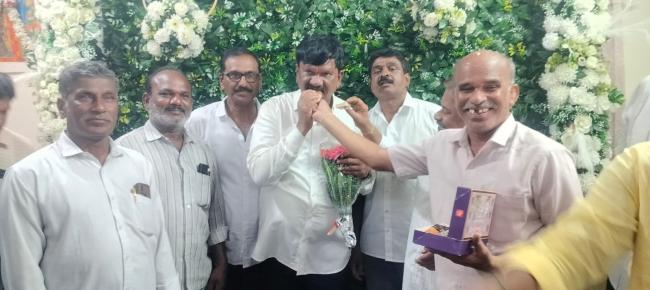 ಮಾಜಿ ಸಂಸದ ಸಣ್ಣಪಕ್ಕೀರ​‍್ಪ ಹುಟ್ಟುಹಬ್ಬ ಶುಭಕೋರಿದ ಕೆ ವಿರಾಪುರ  ಸರ್ಮಾಸ್ ವಲಿ  
