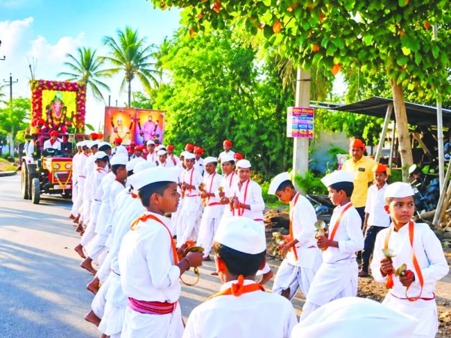 ಸಂಭ್ರಮದ ಗಣೇಶೋತ್ಸವ; ಭವ್ಯ ಮೆರವಣಿಗೆಯೊಂದಿಗೆ ಗಣೇಶ ಮೂರ್ತಿ ವಿಸರ್ಜನೆ  