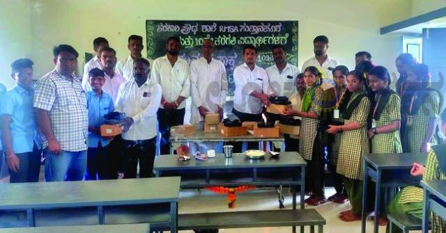 ಪ್ರೌಢಶಾಲೆಯ ಮಕ್ಕಳಿಗೆ ಶೂ -ಸಾಕ್ಸ್‌ ವಿತರಿಸಿದ ಅಶೋಕ ಚೌಗಲಾ  