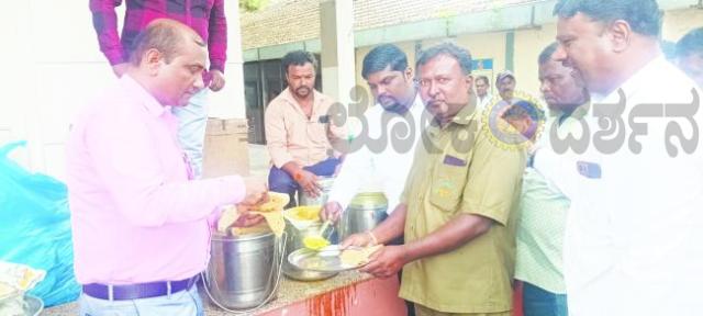 ಪೌರಕಾರ್ಮಿಕರ ದಿನಾಚರಣೆ ಪೌರಕಾರ್ಮಿಕರಿಗೆ ಊಟ ಬಡಿಸಿದ ಮುಖ್ಯಾಧಿಕಾರಿ  