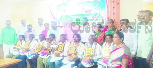 ಪೌರಕಾರ್ಮಿಕರ ದಿನಾಚರಣೆ: ಪೌರಕಾರ್ಮಿಕರಿಗೆ ಸನ್ಮಾನ  