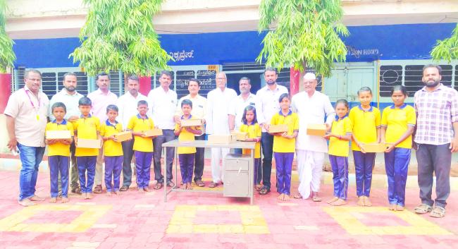 ಸುಲ್ತಾನಪುರ ಸರ್ಕಾರಿ ಶಾಲಾ ಮಕ್ಕಳಿಗೆ ಉಚಿತ ಶೂ, ಸಾಕ್ಸ್‌ ವಿತರಣೆ  
