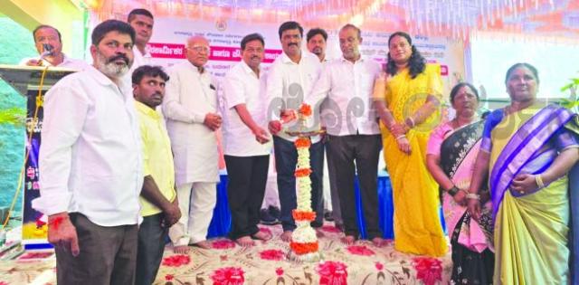 ಪೌರ ಕಾರ್ಮಿಕರಿಗೆ ಕಿಟ್ ವಿತರಣೆ 
