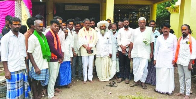 ಬೀರಲಿಂಗೇಶ್ವರ ದೇವಸ್ಥಾನಕ್ಕೆ ಮುಖಂಡ ಯಡಿಯಾಪುರ ಭೇಟಿ