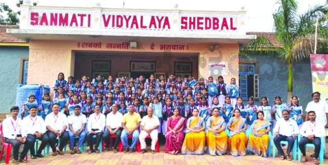 ವಿದ್ಯಾರ್ಥಿಗಳಿಗೆ ಶಾಲಾ ಬ್ಯಾಗ್, ಕಂಪಾಸ್ ಬಾಕ್ಸ್‌ ವಿತರಣೆ