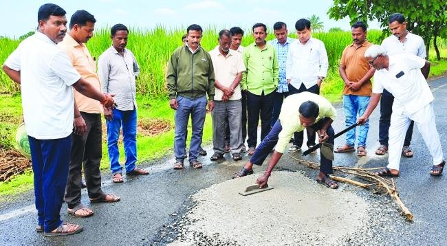 ಗುಂಡಿ ಮುಚ್ಚಿ ಜನ್ಮದಿನ ಆಚರಿಸಿಕೊಂಡ ಯುವ ಮುಖಂಡ