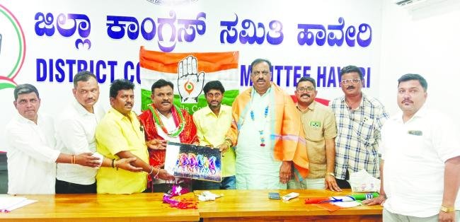 ಕಾಂಗ್ರೇಸ್ ಮುಖಂಡರಿಂದ ನೀರಲಗಿಗೆ ಸನ್ಮಾನ