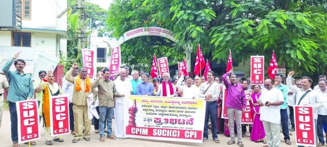 ಎಸ್‌ಐಆರ್ ಸ್ಥಗಿತಕ್ಕೆ ಆಗ್ರಹ: ಧಾರವಾಡದಲ್ಲಿ ಎಡಪಕ್ಷಗಳ ಪ್ರತಿಭಟನೆ