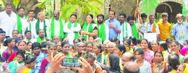 ರೈತರ ಸಾಲ ಮನ್ನಾ, ಎಕರೆಗೆ 30 ಸಾವಿರ ಪರಿಹಾರಕ್ಕೆ ಜೆಡಿಎಸ್ ಆಗ್ರಹ
