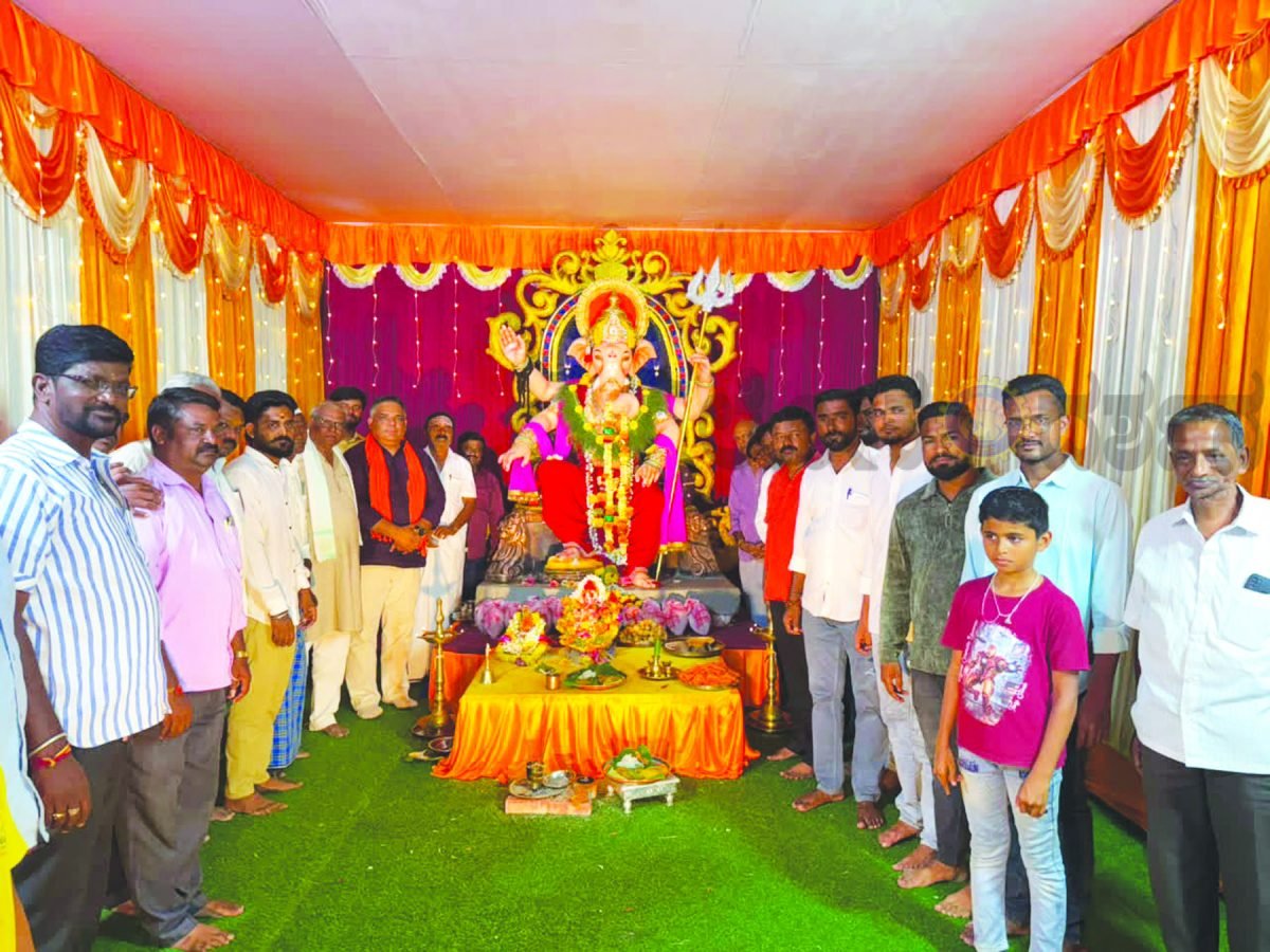 ಸಾರ್ವಜನಿಕ ಗಣಪತಿ ಮೂರ್ತಿಗಳಿಗೆ ಶಾಸಕ ಯಾಸಿರ್ ಅಹ್ಮದ್ ಖಾನ್ ಪಠಾಣ್ ಭೇಟಿ
