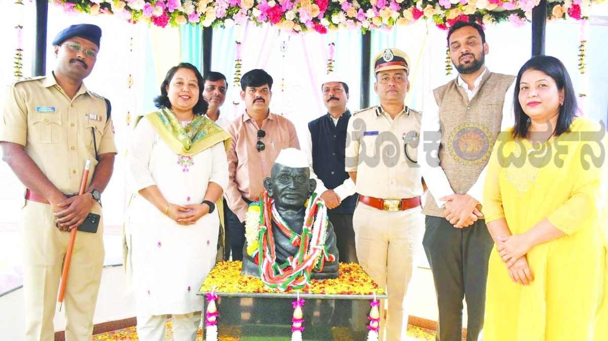 ಸತ್ಯವನ್ನೇ ನುಡಿಯಬೇಕು, ಅಹಿಂಸೆಯ ಮಾರ್ಗದಲ್ಲಿ ನಡೆಯಬೇಕು: ಜಿಲ್ಲಾಧಿಕಾರಿ
