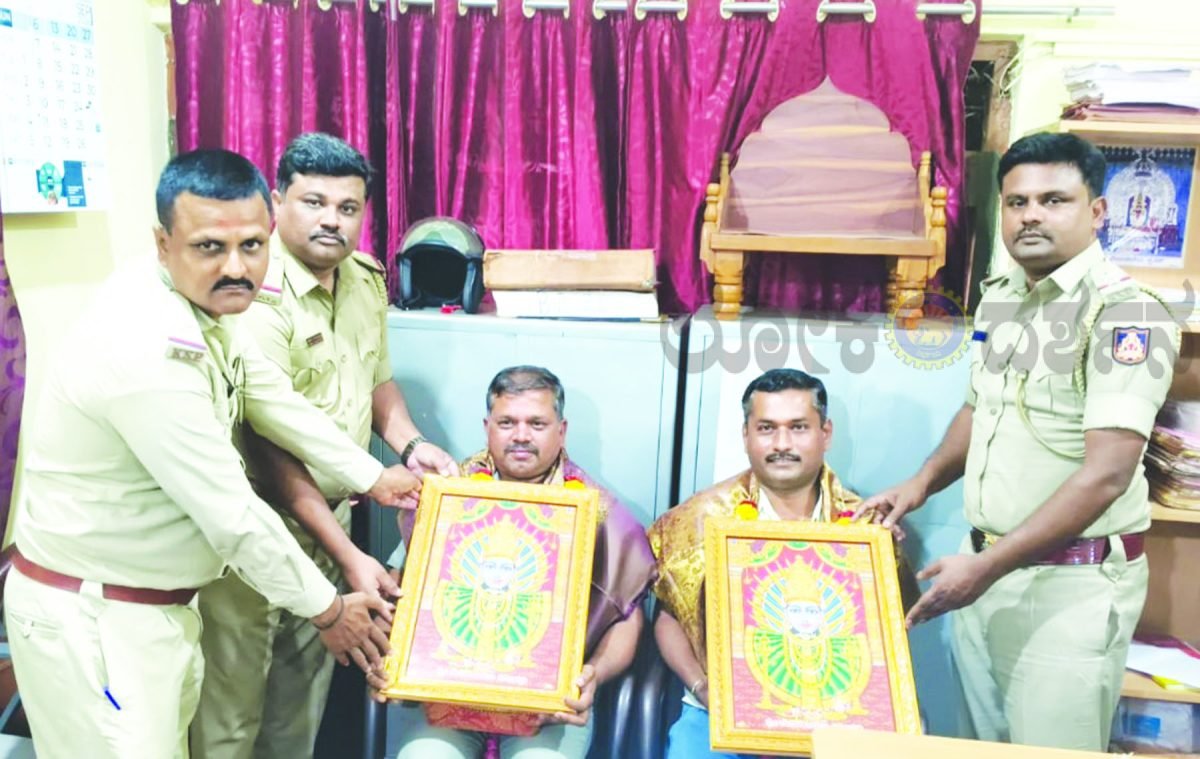 ಹೆಡ್ ಕಾನ್ಸ್ಟೇಬಲ್ಗಳಾಗಿ ಪದೋನ್ನತಿ: ಸವದತ್ತಿ ಪೊಲೀಸ್ ಠಾಣೆಯಲ್ಲಿ ಅಭಿನಂದನಾ ಸಮಾರಂಭ