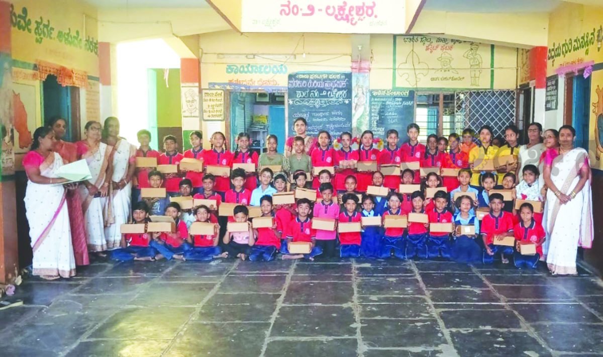 ಗಾಂಧಿ, ಶಾಸ್ತ್ರಿಜಿ ಜಯಂತಿ ಆಚರಣೆ: ವಿದ್ಯಾರ್ಥಿಗಳಿಗೆ ಸೋಪು, ಸಾಕ್ಸ್‌ ವಿತರಣೆ