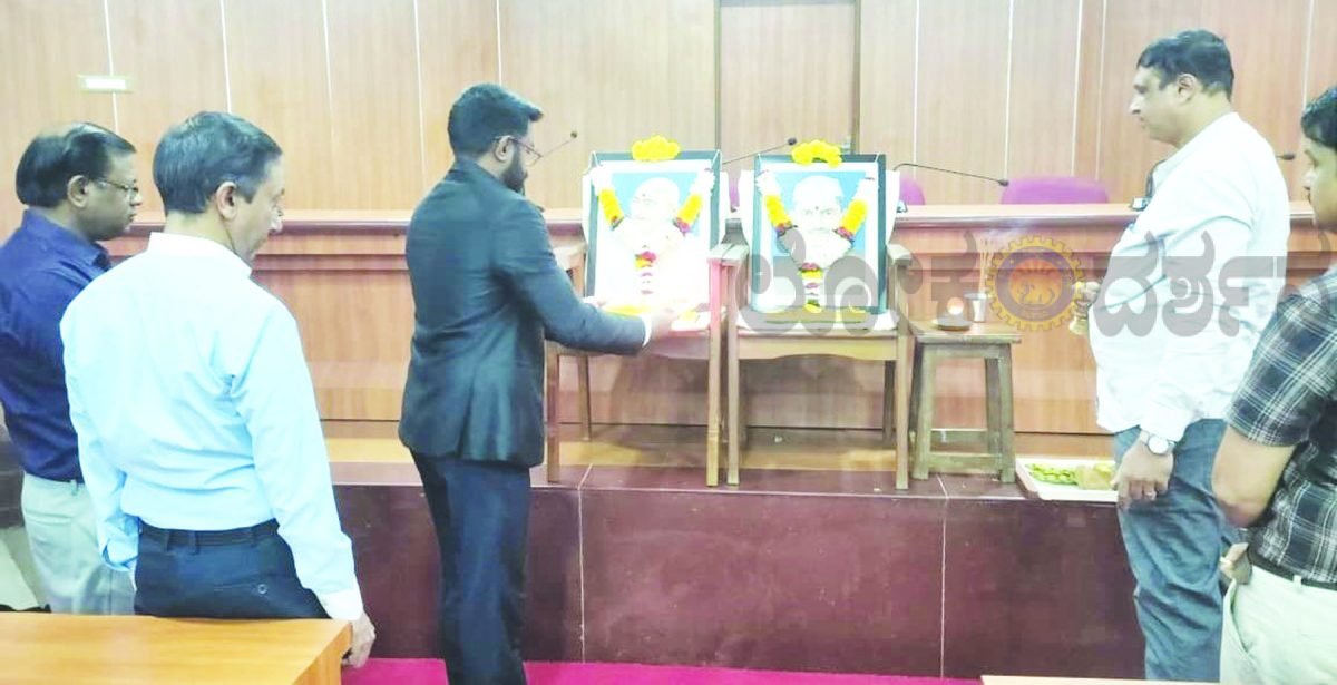 ಕಾರವಾರ ಜಿಲ್ಲಾ ಪಂಚಾಯಿತಿಯಲ್ಲಿ ಗಾಂಧೀಜಿ, ಶಾಸ್ತ್ರಿ ಜಯಂತಿ ಆಚರಣೆ