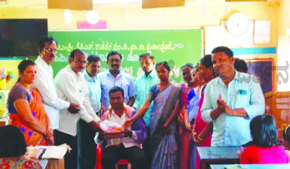 ಗುರ್ಲಾಪೂರದಲ್ಲಿ ಬಸವರಾಜ ಗುರುಗಳಿಗೆ ಸತ್ಕಾರ