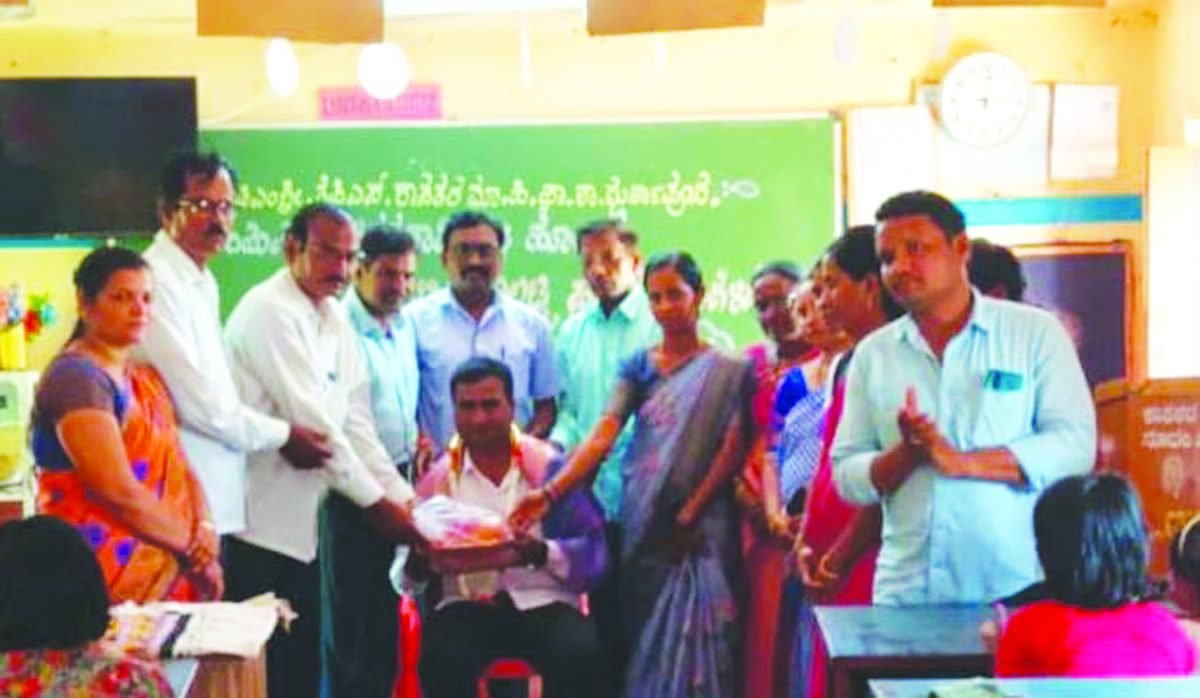 ಗುರ್ಲಾಪೂರದಲ್ಲಿ ಬಸವರಾಜ ಗುರುಗಳಿಗೆ ಸತ್ಕಾರ