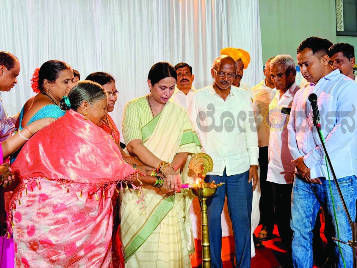 ಕಲ್ಲೆಹೋಳ ಗ್ರಾಮದಲ್ಲಿ ಲಕ್ಷ್ಮೀ ಹೆಬ್ಬಾಳಕರ್ ಅಭಿವೃದ್ಧಿ ಸಂವಾದ:   ಸರ್ವಪಕ್ಷಗಳ ಮುಖಂಡರು, ಗ್ರಾಮಸ್ಥರೊಂದಿಗೆ ಗ್ರಾಮದ ಸರ್ವಾಂಗೀಣ ಪ್ರಗತಿ ಕುರಿತು ಚರ್ಚೆ; ಜನರ ಸಮಸ್ಯೆಗಳಿಗೆ ಸ್ಪಂದಿಸುವ ಭರವಸೆ