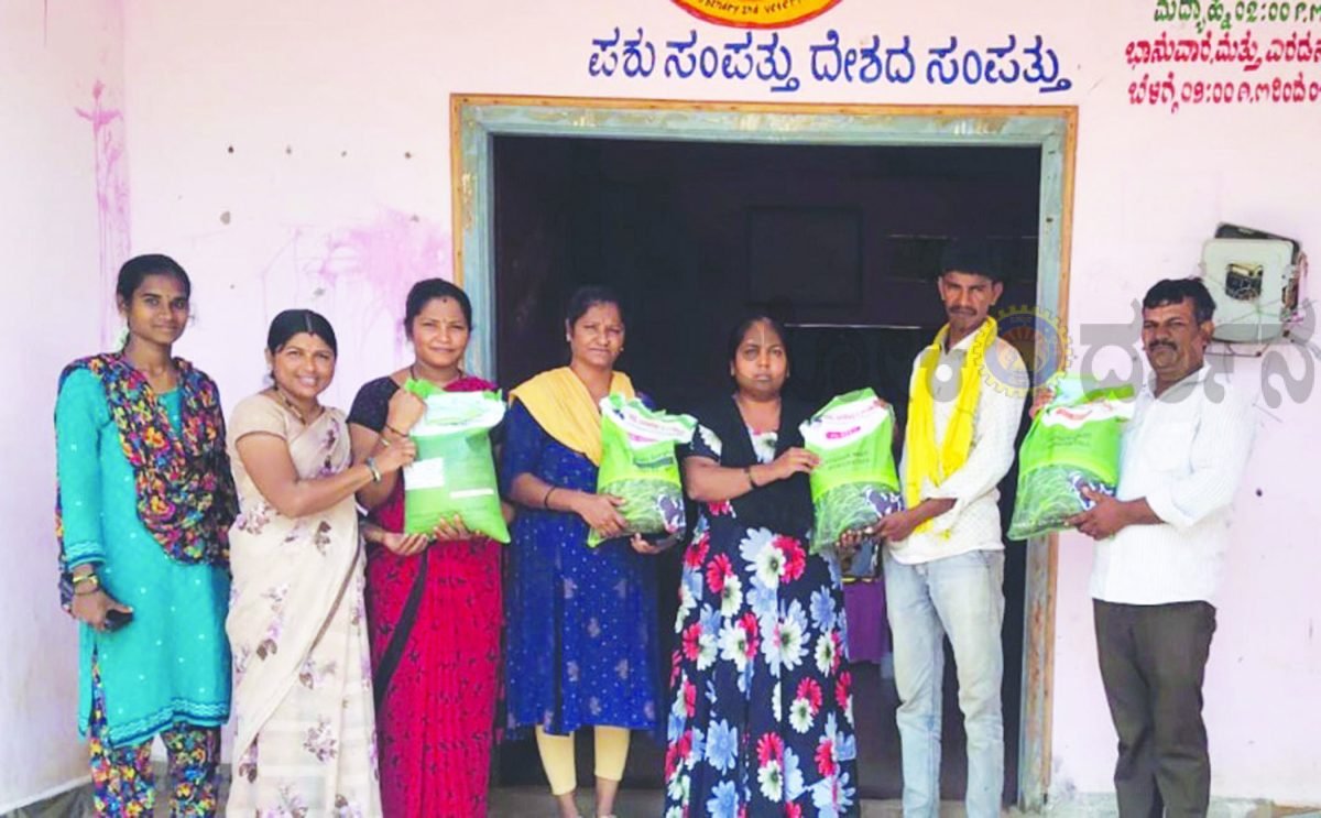 ತಾಲ್ಲೂಕು ಬರಗಾಲ ಪ್ರದೇಶ ಘೋಷಣೆ : ರೈತರಿಗೆ ಜಾನುವಾರುಗಳ ರಕ್ಷಣೆಗೆ ಮೇವು ಬೀಜಗಳ ಕಿರುಪೊಟ್ಟಣ ವಿತರಣೆ