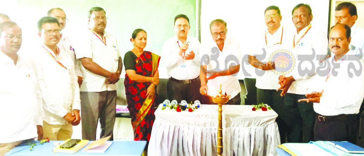 ಹಾರೂಗೇರಿಯಲ್ಲಿ ಬಿಆರ್‌ಸಿ, ಬಿಆರ್‌ಪಿ, ಸಿಆರ್‌ಪಿಗಳ ಶೈಕ್ಷಣಿಕ ಪ್ರಗತಿ ಪರೀಶೀಲನಾ ಸಭೆ ಹಾಗೂ ಶೈಕ್ಷಣಿಕ ಸಮಾವೇಶ