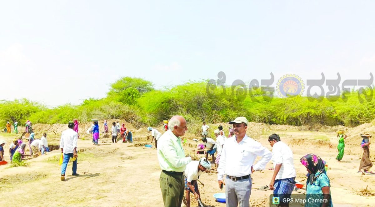 ಹೊಳಲಾಪುರ ಕೆರೆ ಪುನಶ್ಚೇತನ ಕಾಮಗಾರಿಗೆ ಅಧಿಕಾರಿಗಳ ಭೇಟಿ ಪರೀಶೀಲನೆ