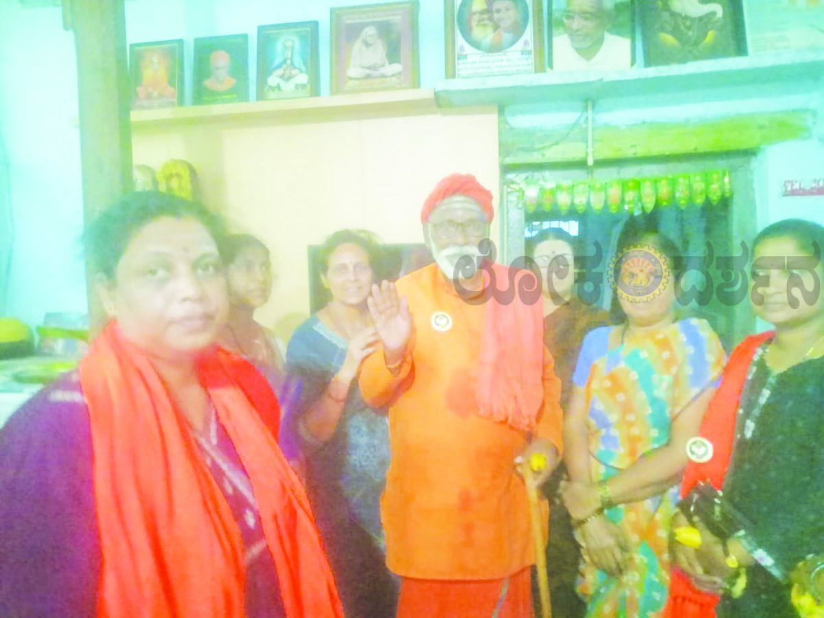 ಸಿದ್ಧಾರೂಢ ಭಕ್ತರಿಂದ ಶ್ರೀ ಖಾಸ್ಗತೇಶ್ವರ ಮಠಕ್ಕೆ ಭೇಟಿ