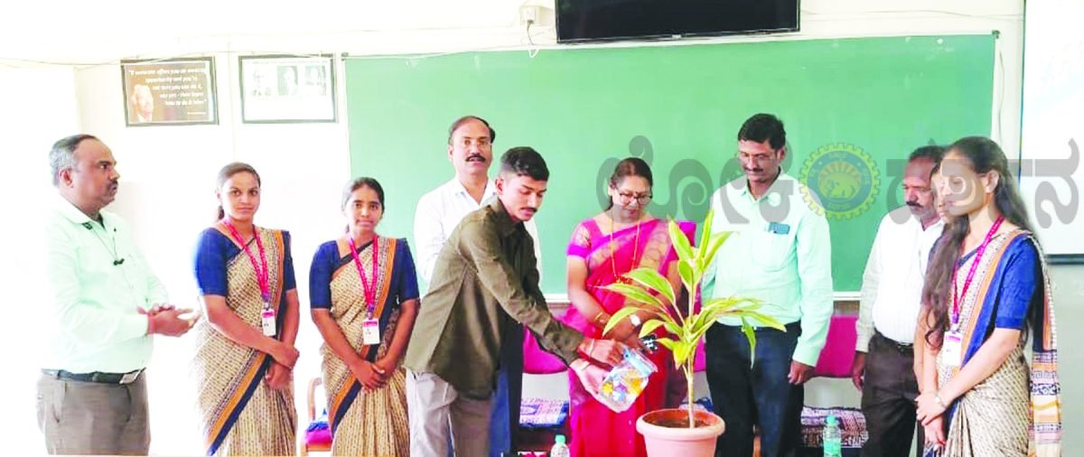 ಇಂಟರ್ನ್‌ಶಿಪ್‌ಗೆ ಕಾರ್ಯಸ್ಥಳದ ಕೌಶಲ್ಯ ಮತ್ತು ಅನುಭವ ಅಗತ್ಯ - ಡಾ. ಅನಿತಾ ಹಾಲಮಠ