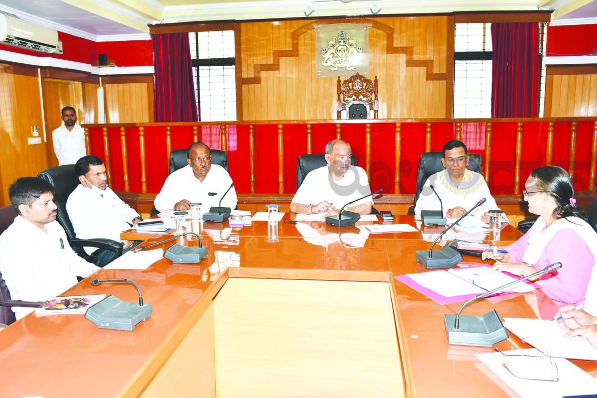 ಕುಡಿಯುವ ನೀರು, ಮೇವು ಕೊರತೆಯಾಗದಂತೆ ಕ್ರಮ ವಹಿಸಿ: ಜಿಲ್ಲಾಧಿಕಾರಿ